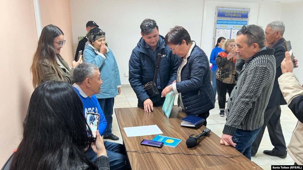 Представитель министерства юстиции принимает документы у членов инициативной группы по созданию оппозиционной партии «Алга, Казахстан!». Астана, 24 апреля 2024 года