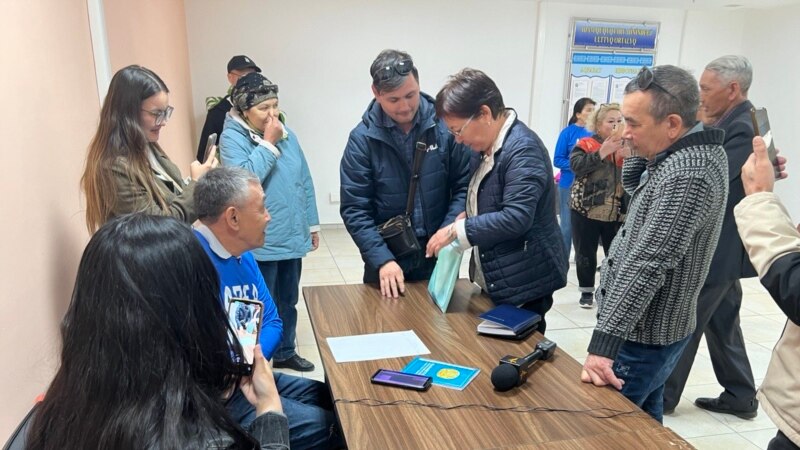 К активистам, в 24-й раз подавшим на регистрацию партии «Алга, Казахстан!», пришла полиция