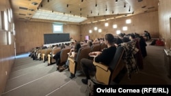 Studenţii Facultăţii de Psihologie din UBB Cluj au cursuri pe stadionul Cluj Arena. Universitatea a cumpărat de asemenea mai multe hoteluri și pensiuni. Intenționează să le transforme în spaţii de studiu.