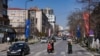 Një rrugë në kryeqytetin e Kosovës, Prishtinë, e zbukuruar me flamuj për të shënuar Ditën e Shpalljes së Pavarësisë së Kosovës. 