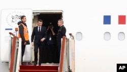 Presidenti francez, Emmanuel Macron, mbërrin në Aeroportin Ndërkombëtar të Pekinit, Kinë. 5 Prill 2023. 