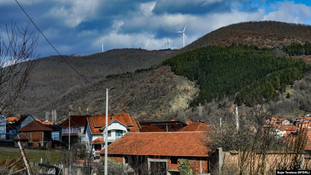 Rreth 82 për qind e energjisë elektrike në Kosovë prodhohet nga djegia e qymyrit, ndërsa pjesa tjetër nga burimet e ripërtërishme të energjisë, ku përfshihen: hidrocentralet, centralet e erës dhe panelet diellore.