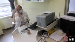 Bakos Ilona háziorvos egy páciensével beszél telefonon miskolci rendelőjében 2021. április 20-án (képünk illusztráció)