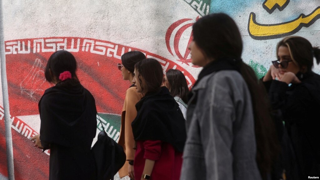 عکسی که خبرگزاری رویترز از حال و هوای این روزهای تهران و دختران بدون حجاب اجباری منتشر کرده است