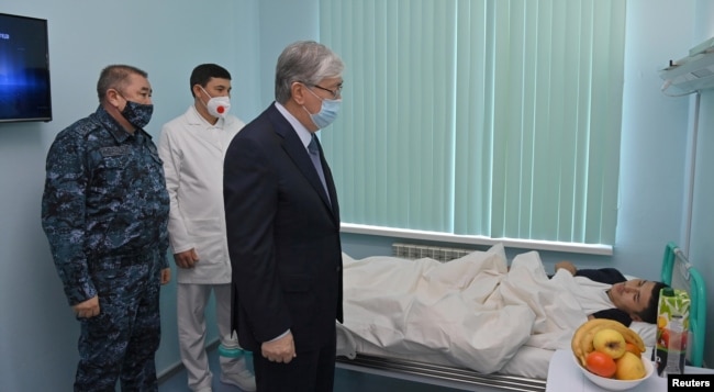 Касым-Жомарт Токаев посещает палаты для пациентов, пострадавших во время протестов, в больнице в Алматы. 12 января 2022 года