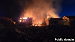 Dy shtëpi duke u djegur në rajonin e Harkivit, Ukrainë, si pasojë e sulmeve ruse më 10 maj 2024.