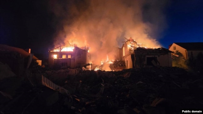 Dy shtëpi duke u djegur në rajonin e Harkivit, Ukrainë, si pasojë e sulmeve ruse më 10 maj 2024.