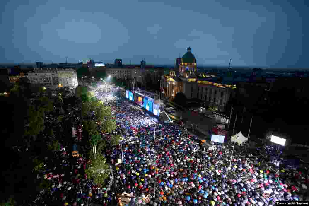 Mbështetësit e presidentit të Serbisë, Aleksandar Vuçiq, marrin pjesë në një tubim në mbështetje të politikave të tij dhe Partisë Progresive Serbe (SNS) në pushtet, në Beograd, Serbi, 26 maj 2023.
