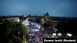 Atmosfera në tubimin pro-Vuçiqit në Beograd