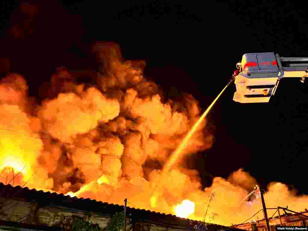 Вогнеборці намагаються загасити вогонь, який виник в результаті атаки російських дронів. Харків, 4 травня 2024 року