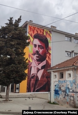 Mural sa likom Goce Delčeva, na zidu kumanovske gimnazije koja nosi njegovo ime, maj 2024.