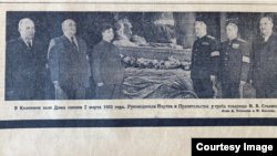 ﻿Primii din stânga, N.S. Hrusciov și L.P. Beria încă alături la sicriul lui Stalin. „Pravda”, 8 Martie 1953.