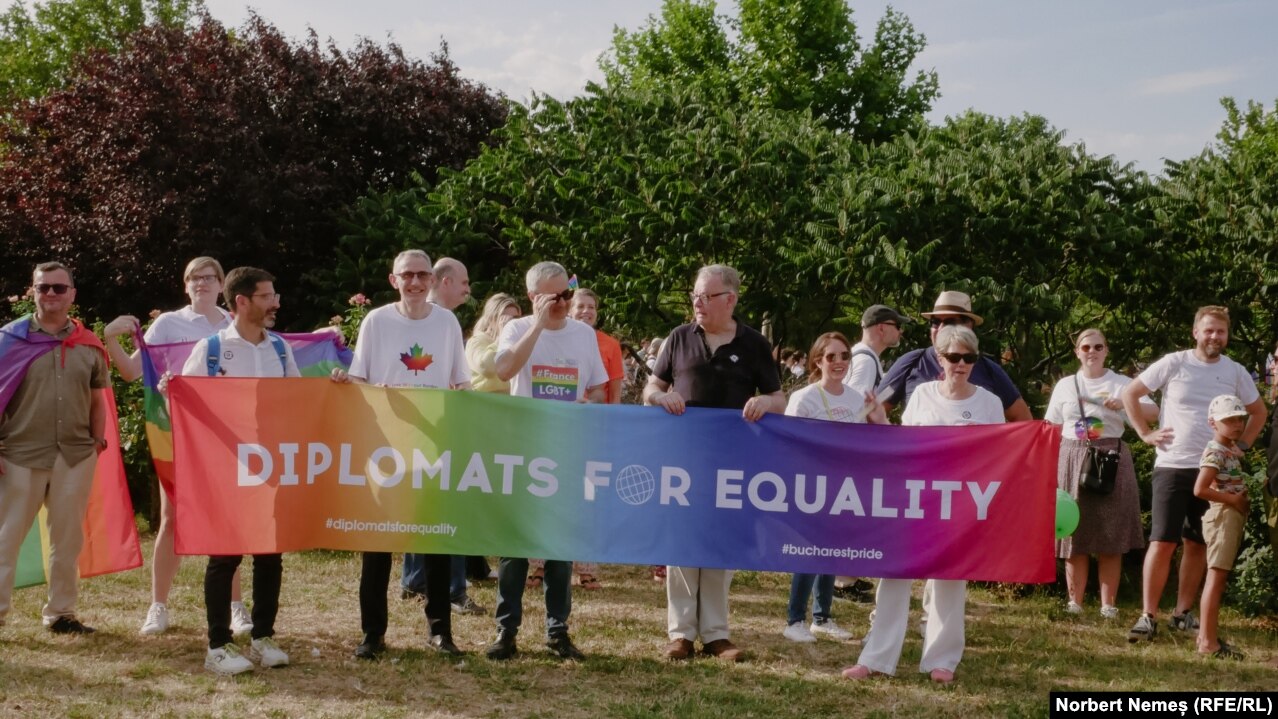 Employees from the nearly 25 embassies, including the United States, Canada, and Great Britain, as well as representatives of the European Commission in Romania, took part in the march.