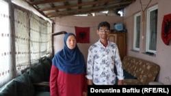 Zaim dhe Remzije Danqi, pjesëtarë të komunitetit ashkali në Kosovë, në shtëpinë e tyre.