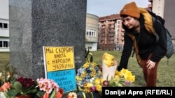 "Tugujemo zajedno sa narodom Ukrajine": Transparent i buketi cveća kod spomenika ukrajinskom književnikuTarasu Ševčenku u Novom Sadu (24. februar 203. godine) 