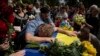 Леонід Коняєв та Валентина Коняєва плачуть над труною свого сина Андрія Коняєва, бійця полку «Азов», який захищав Маріуполь і загинув 29 липня 2022 року в Оленівці, під час похорону у Фастові, 23 травня 2023 року