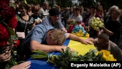 Прощание с погибшим солдатом украинской армии. Фастов, 23 мая 2023 года. 