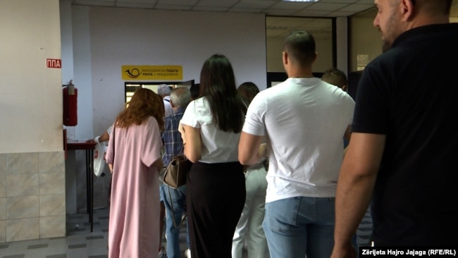 Qytetarët në Maqedoninë e Veriut duke pritur para sporteleve për nxjerrjen e dokumenteve të reja personale. Gusht, 2023.