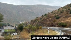 Rruga për në Kosovë që kalon pranë kompanisë ku u zhvendosën mbeturinat e rrezikshme të depozituara në afërsi të fshatit Orman të Shkupit.