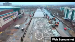 Вид на реку Саздинка во время её выхода из берегов, протекающую через город Актобе. Видео МЧС Казахстана