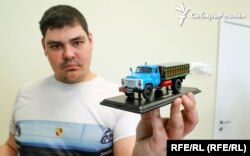 В руке Александра самая дорогая машинка на выставке – грузовик стоит 12 тысяч рублей