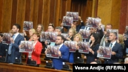 Deo poslanika opozicije je tokom govora premijerke Srbije istakao fotografije montaže koju je ona objavila na društvenim mrežama, uz pitanje "Šta je smešno?"