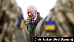 Король Великої Британії Чарльз III під час відвідин військового табору у графстві Вілтшир на півдні Англії, де проходять вишкіл військовослужбовці ЗСУ, 20 лютого 2023 року