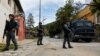 Pjesëtarë të Policisë së Kosovës duke patrulluar afër Banjskës pas sulmit të armatosur në këtë fshat më 2023. 