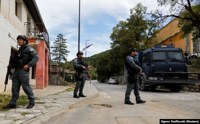 Pjesëtarë të Policisë së Kosovës duke patrulluar në Banjskë të Zveçanit, më 27 shtator 2023.