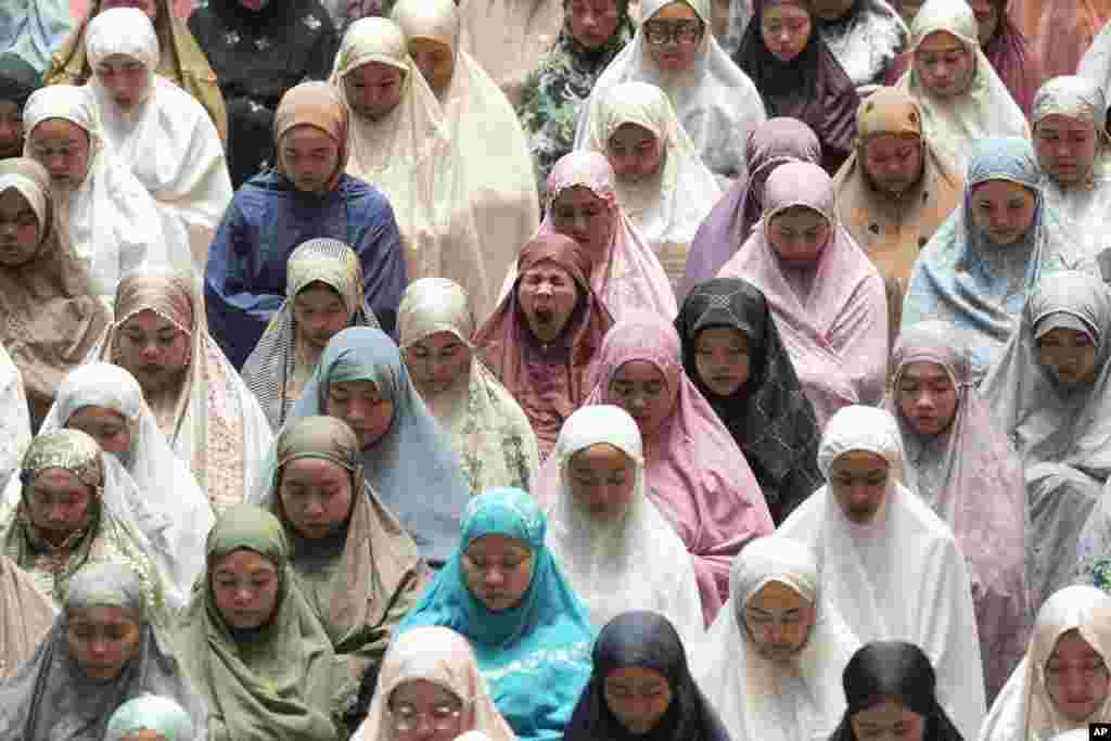 Muslimanke na večernjoj molitvi prvog dana svetog mjeseca posta ramazana, u džamiji Istiklal u Džakarti, Indonezija, 11. mart.