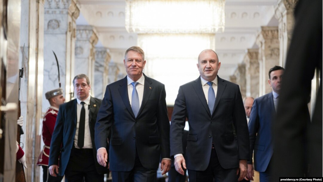 Președintele Klaus Iohannis și președintele bulgar Rumen Radev au anunțat că România și Bulgaria au devenit parteneri strategici. Cele două state au intrat deodată în UE, în 2007. Pe de altă parte, ambele nu au fost admise în spațiul Schengen la consiliul JAI de anul trecut.