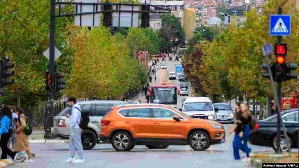 Gjelbërim përgjatë rrugëve në qendër të Prishtinës, 20 tetor 2023.&nbsp;