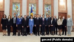 Președintele legislativului, Igor Grosu, șefa statului, Maia Sandu și noul premier Dorin Recean alături de membrii cabinetului de miniștri, învestit pe 16 februarie, 2023. 