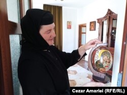 Igumanija Paisija pokazuje nojevo jaje oslikano u samostanu kod Ceatalčioija.