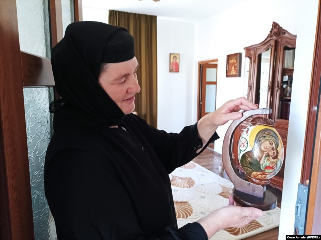 Nëna Paisia tregon një vezë struci të lyer në manastirin pranë Çatalkiout.