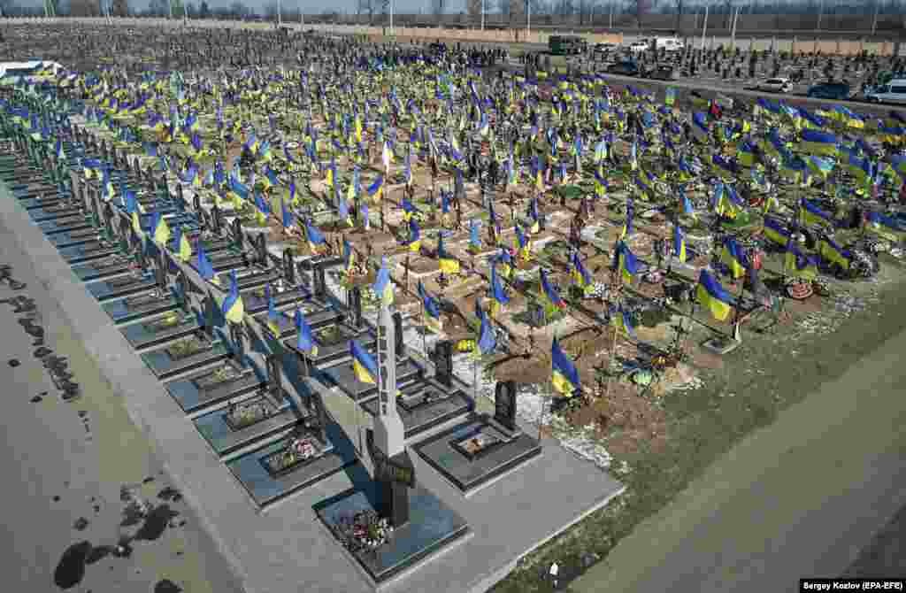 Kjo fotografi nga shkurti 2023 shfaq një pjesë të një varreze në Harkiv, në lindje të Ukrainës, kushtuar ushtarëve të rënë.