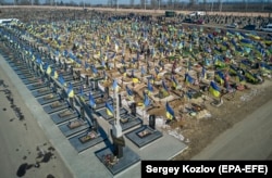 Fotografija iz februara 2023. prikazuje dio groblja u Harkivu, u istočnoj Ukrajini, posvećen palim vojnicima.