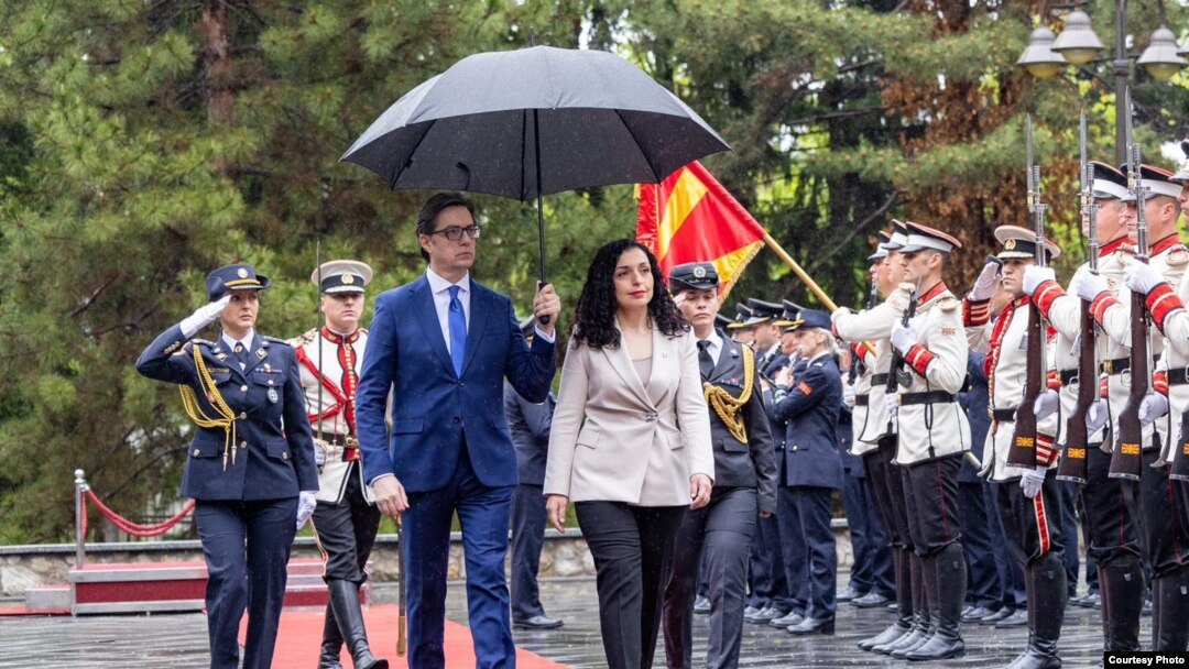 Косовската претседателка Вјоса Османи и македонскиот претседател Стево Пендаровски во Скопје. 