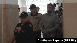 Орлин Владимиров напуска Софийския градски съд, воден от съдебната охрана.