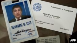 Identifikacijska i vizit karta bivšeg agenta FBI Roberta Hanssena u vitrino na FBI akademiji u Kvantiku, Virdžinija, 12. maja 2009.