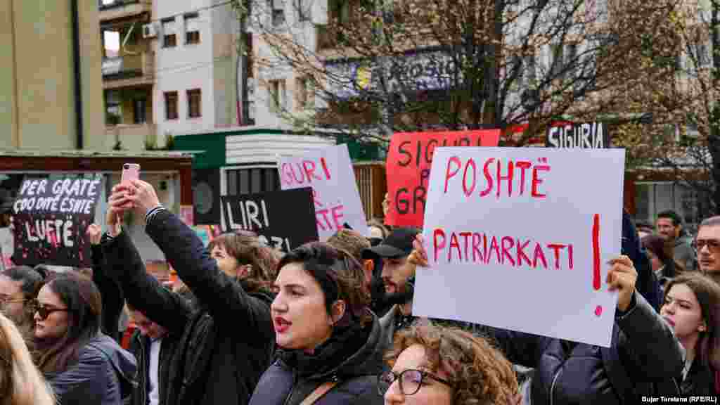 Osnovni sud u Peći potvrdio je 13. marta Radiju Slobodna Evropa da su dve osobe uhapšene i osuđene na jednomesečni pritvor jer se sumnjiče za silovanje 13-godišnjakinje u Drenici, u centralnom Kosovo.