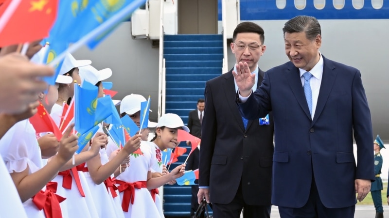 Си Цзиньпин прибыл в Астану перед саммитом ШОС