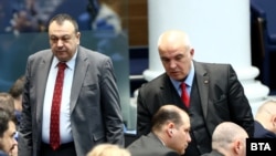 Хамид Хамид от ДПС и Маноил Манев от ГЕРБ. Двамата депутати са членове на временната парламентарна комисия за проучване на дейността на Мартин Божанов - Нотариуса.