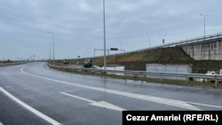 La doar câteva luni de la asfaltare, drumul de pe podul de la Brăila a început să prezinte denivelări. Constructorul dă vina pe traficul greu în condiții de caniculă.