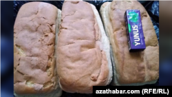 Хлеб из госмагазина и в нагрузку к ней жевачка. Ашхабад, июнь 2023 года.
