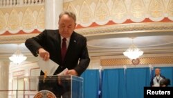 Экс-президент Нурсултан Назарбаев проголосовал на внеочередных парламентских выборах в Казахстане. Астана, 19 марта 2023 года