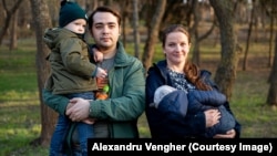 Ilie și Tatiana Novac împreună cu cei doi copii, Dragomir și Alistar. 