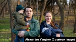 Илие и Татьяна Новак с двумя детьми Драгомиром и Алистаром.