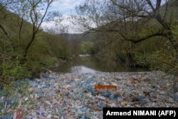 Așa arată multe dintre apele de pe glob, după doar câteva decenii de consum excesiv al plasticelor și lipsă de responsabilitate guvernamentală și civică. În fotografia aceasta, râul Morava din Kosovo de Ziua Planetei Pământ, 22 aprilie 2023.