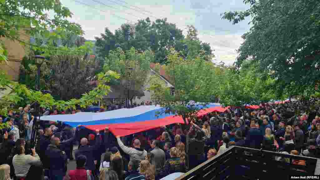 Srpski demonstranti su trećeg dana protesta razvili ogromnu zastavu Srbije u Zvečanu.
